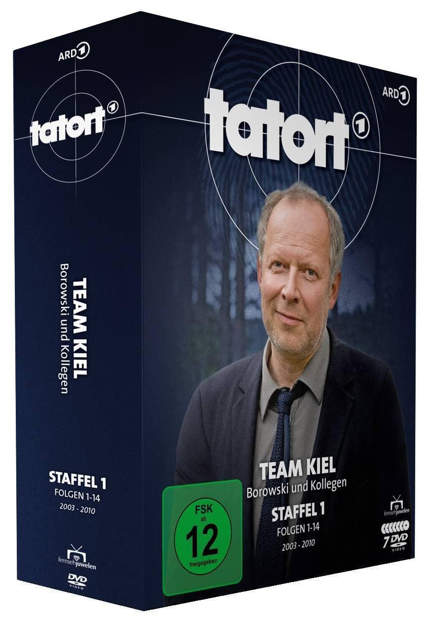 DVD-Box-Set mit Personenporträt, Text, Logos. Dunkelblauer und weißer Hintergrund.