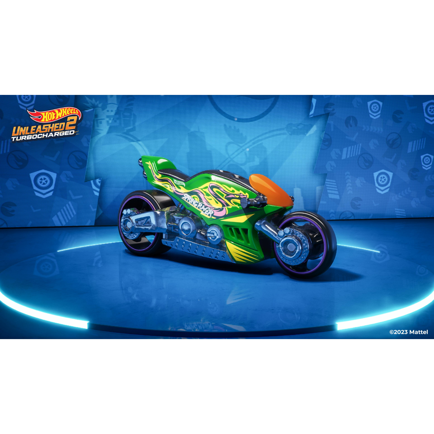 Groene en gele motor met paarse wielen op een blauw platform. Hot Wheels Unleashed 2 logo is zichtbaar.