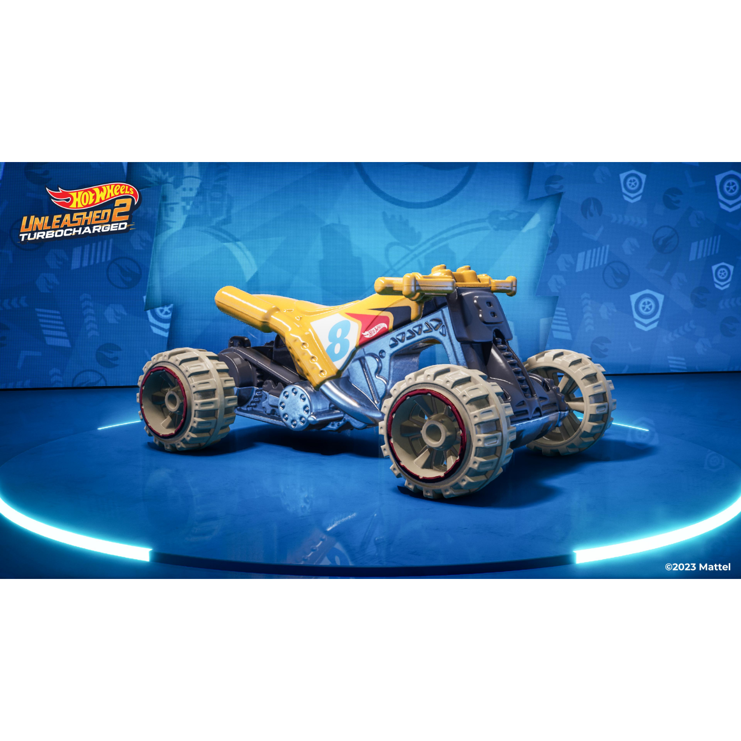 Een gele en zwarte Hot Wheels auto op een blauw oppervlak met een logo links.
