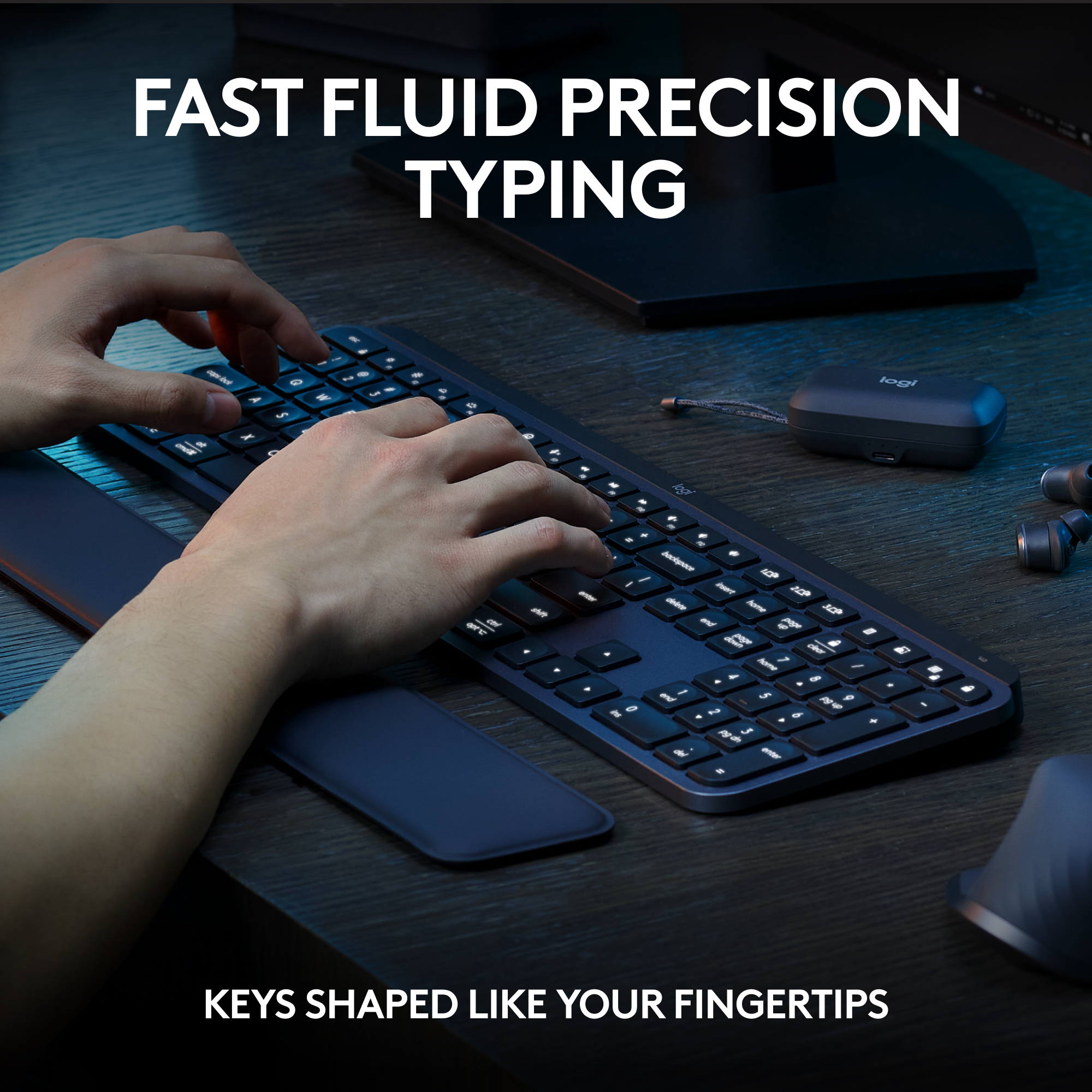 Mains tapant sur un clavier bleu foncé. Un repose-poignet et des écouteurs sont à proximité.