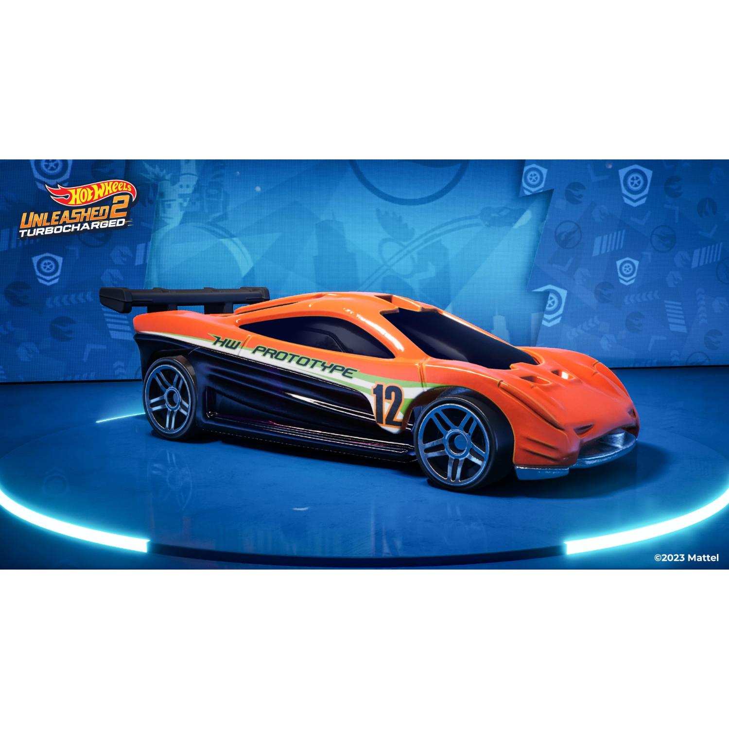 Een oranje Hot Wheels auto met nummer 12 op een blauwe achtergrond. De auto is naar rechts gekanteld.