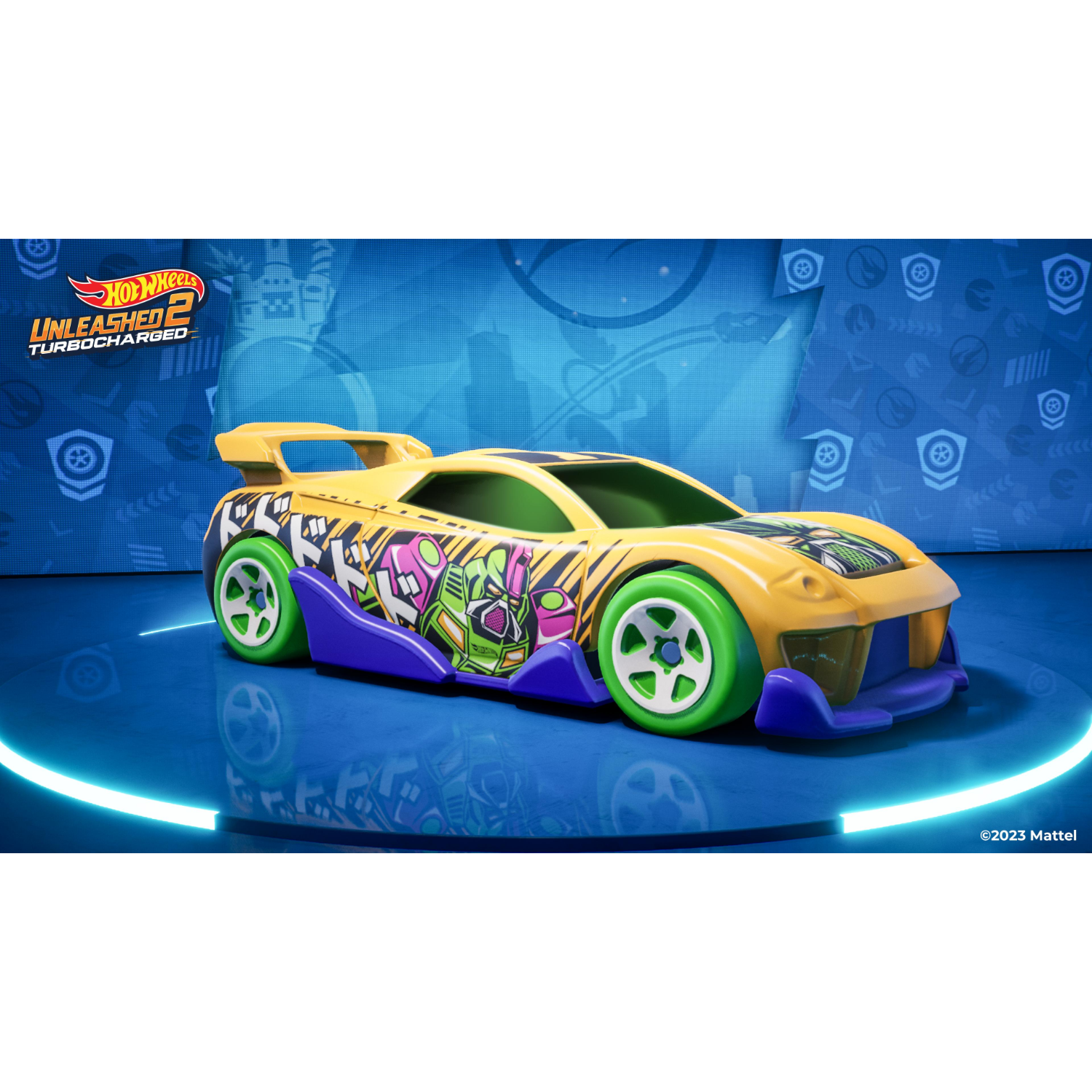 Een gele Hot Wheels-auto met groene en paarse accenten op een blauwe achtergrond.