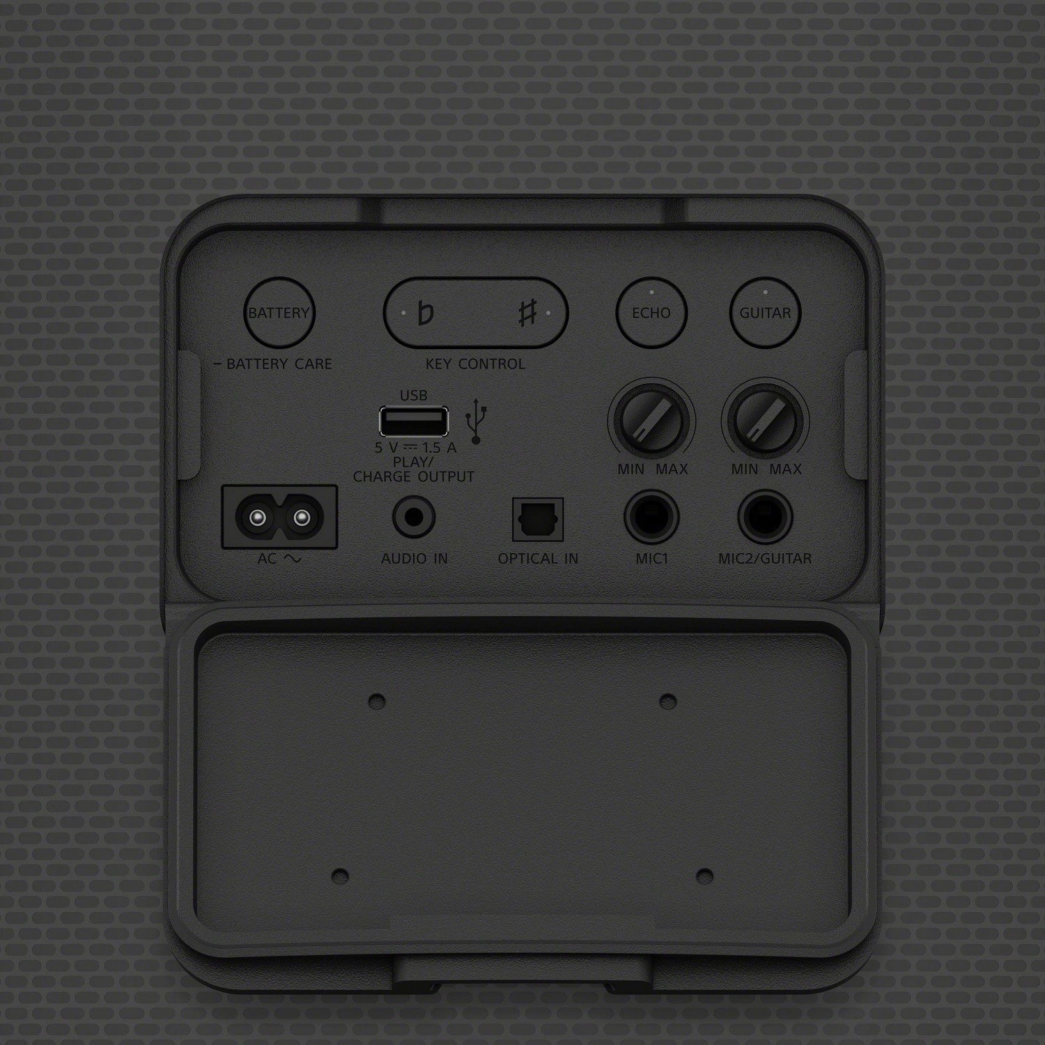 Panneau de haut-parleur noir avec plusieurs ports. Ports AC, USB et entrée audio. Commandes visibles.