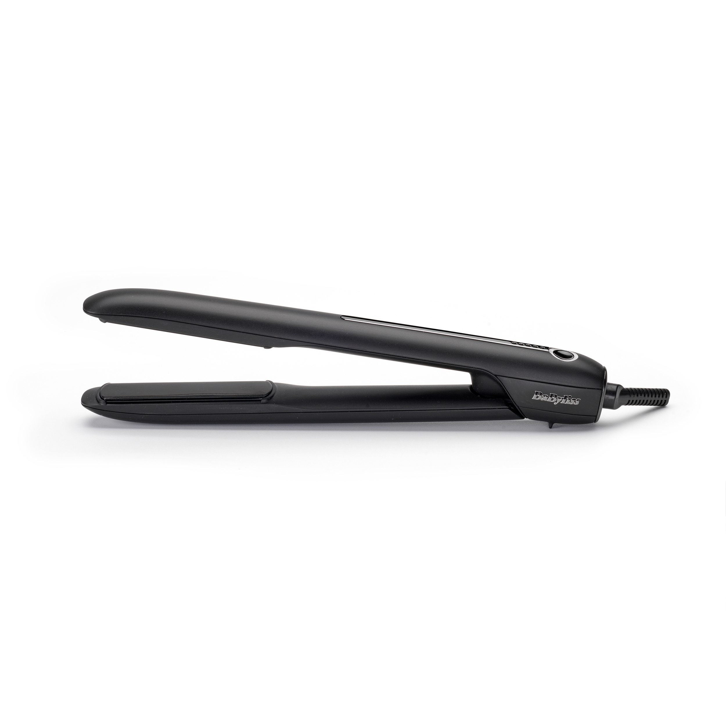 Una plancha de pelo negra. El dispositivo está cerrado y sobre un fondo blanco.