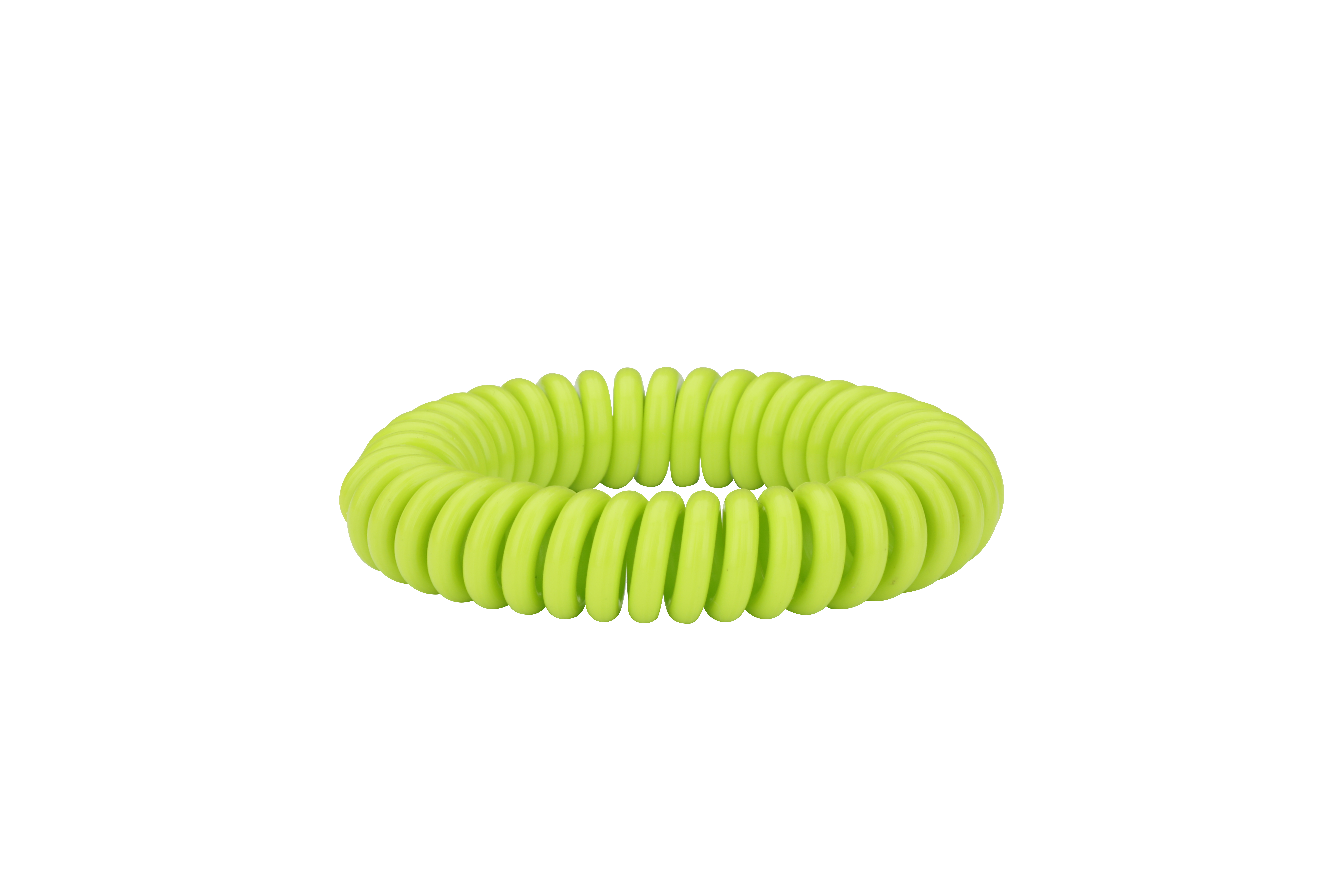 Una goma para el pelo en espiral verde sobre un fondo blanco.