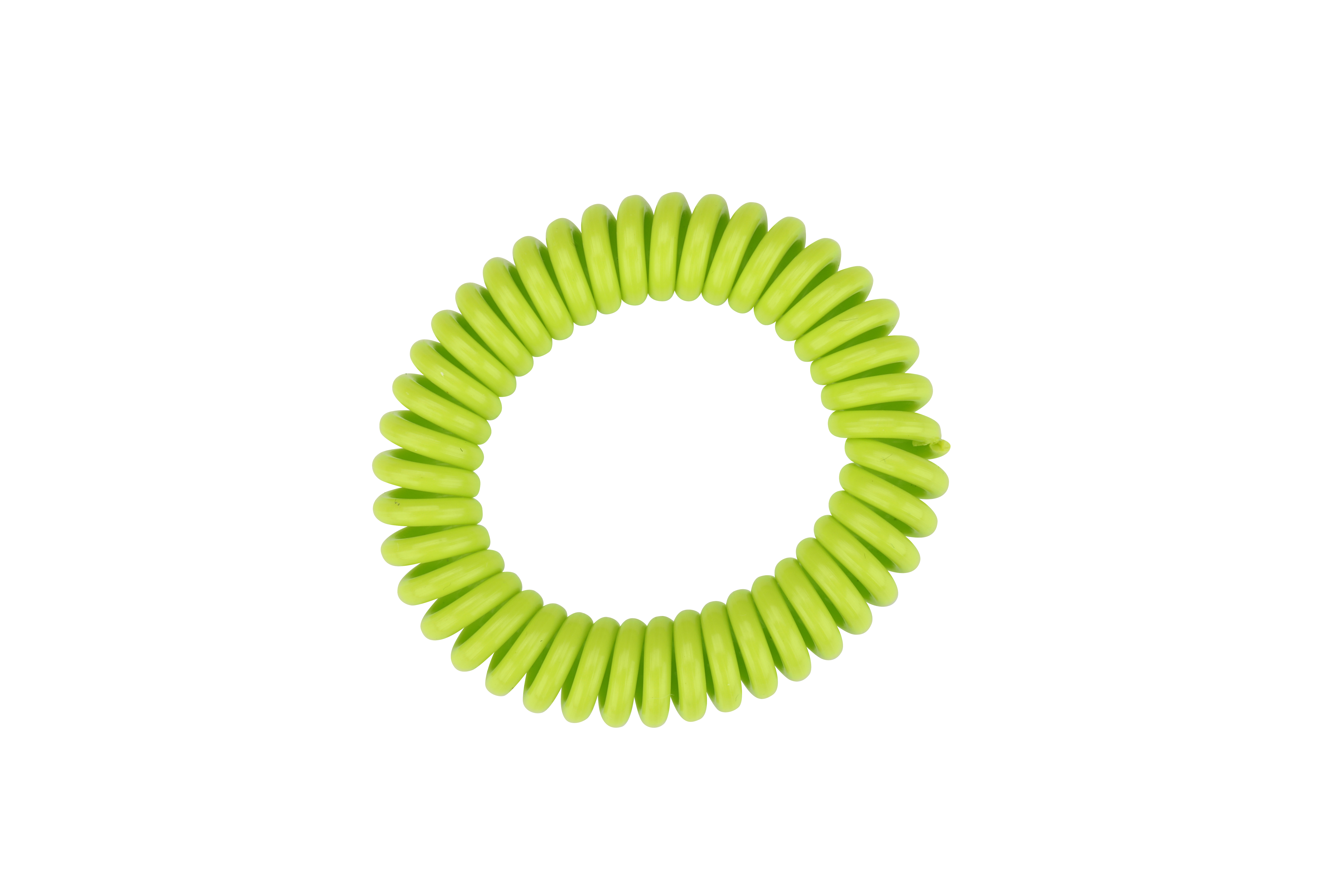 Una goma para el pelo en espiral verde lima sobre un fondo blanco.