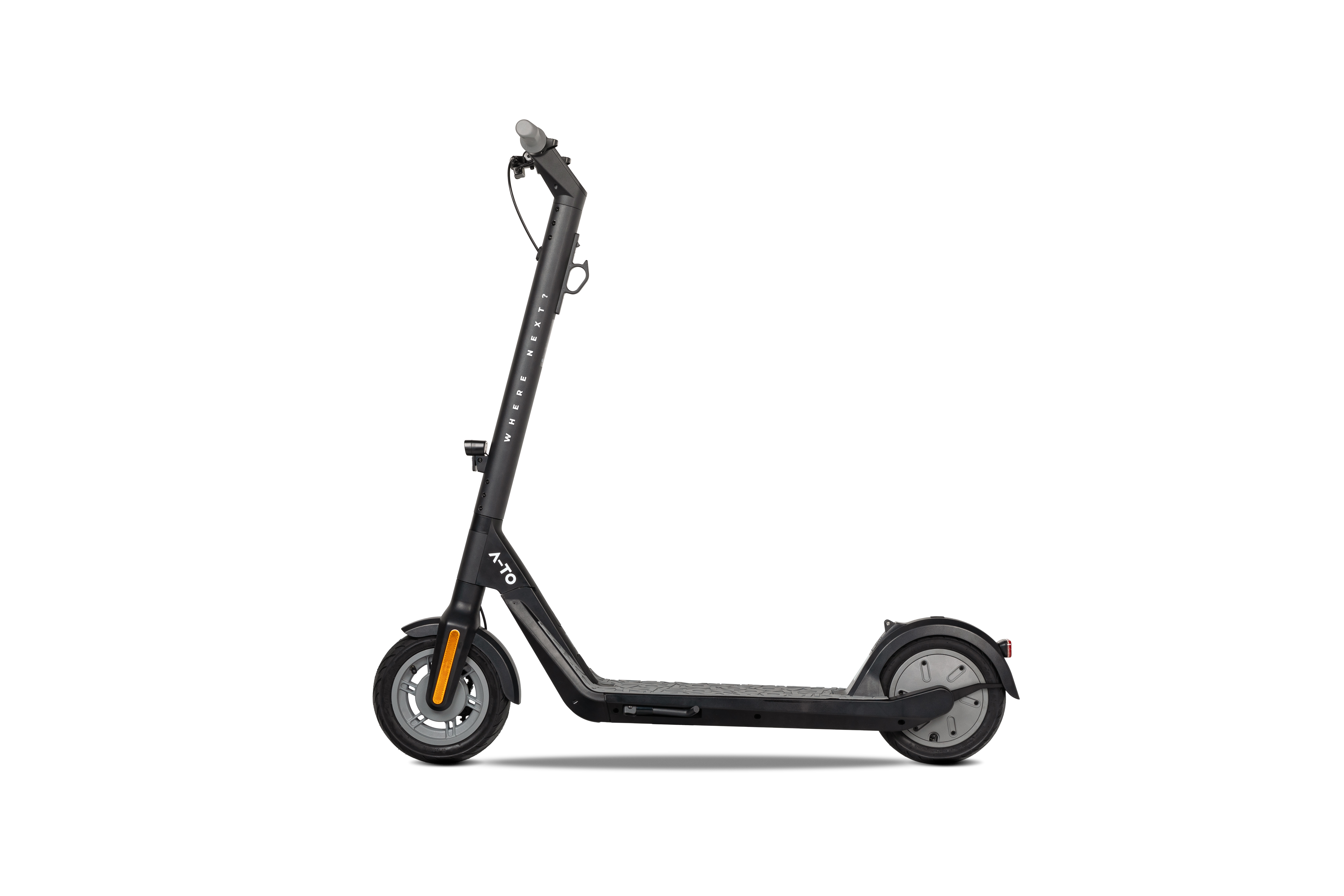 Ein schwarzer Roller auf weißem Hintergrund. Der Roller hat einen gebogenen Lenker.