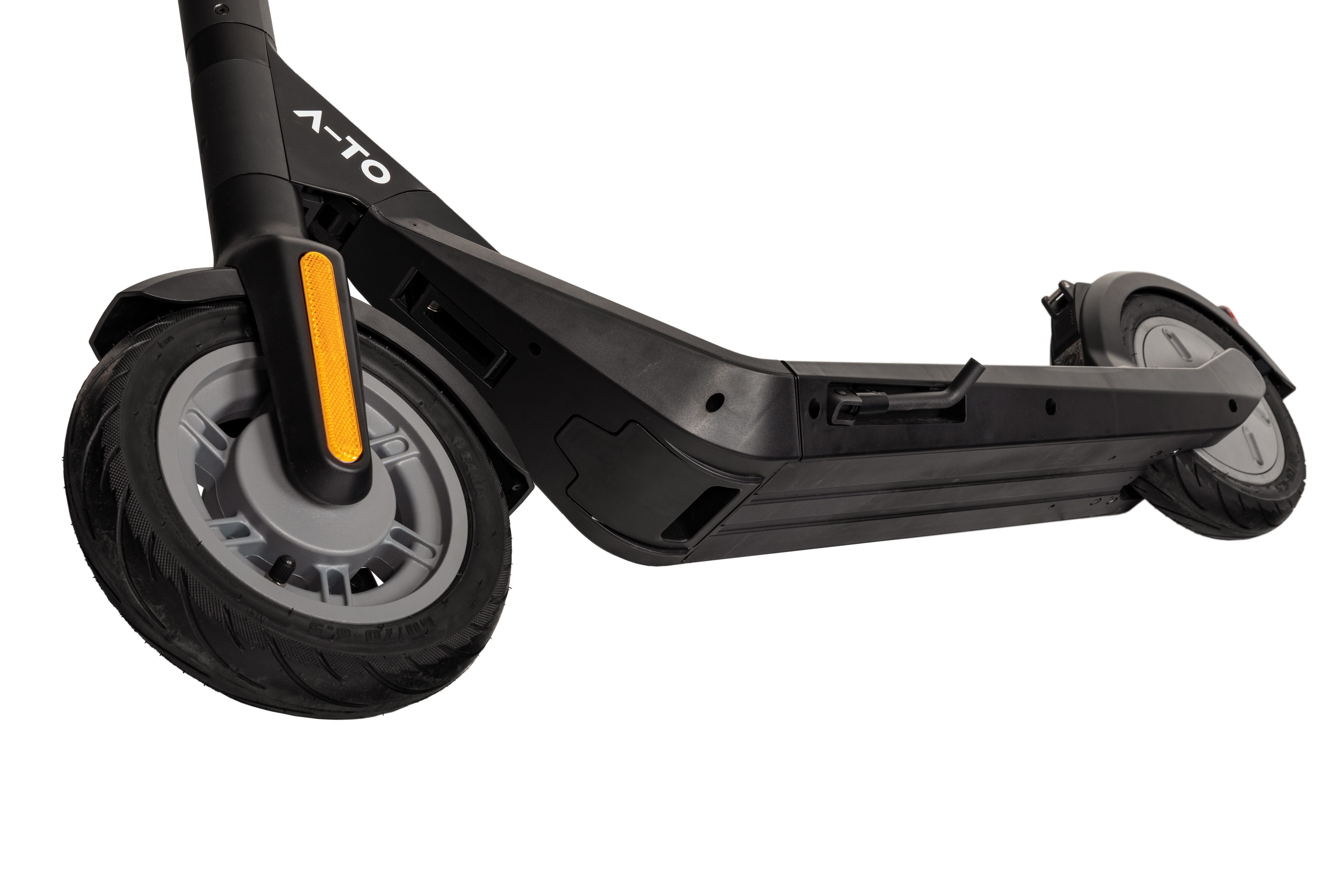 A-TO schwarz-grauer Roller von vorne. Das Rad ist grau und hat einen Reflektor.