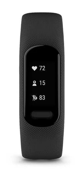 Czarny tracker fitness z tętnem i innymi danymi na ekranie. Na białym tle.