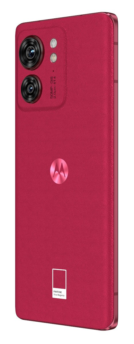 Różowy smartfon z potrójnym aparatem, logo Motorola i etykietą koloru Pantone.