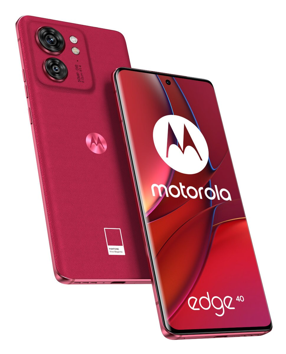 Różowy telefon Motorola z aparatem, logo i napisem Edge 40 na białym tle.