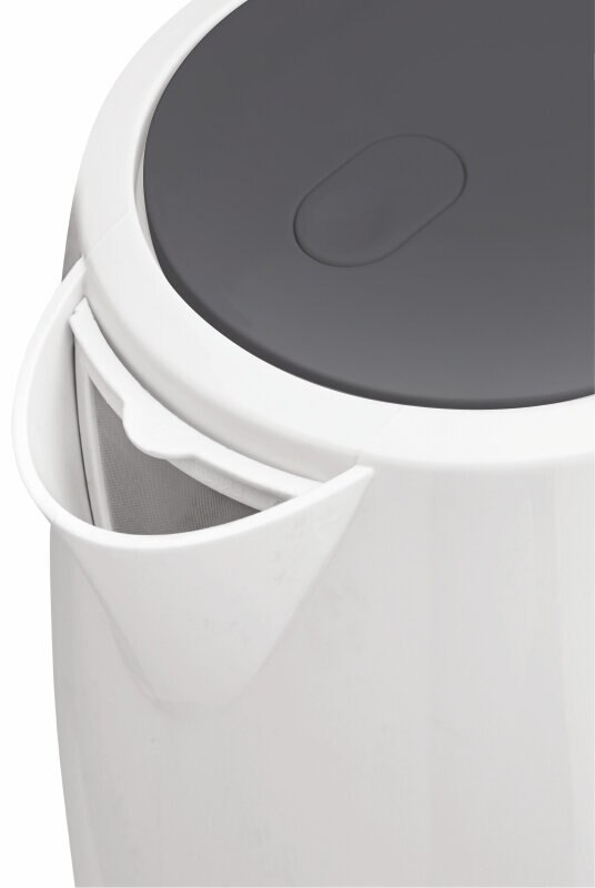 Zbliżenie białego czajnika elektrycznego z szarą pokrywą i wylewką z filtrem siatkowym.