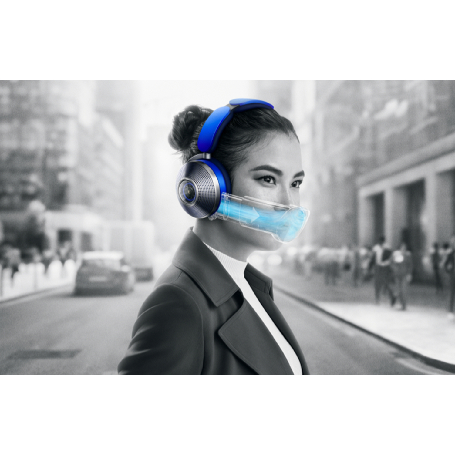 Una donna con cuffie blu e una maschera respiratoria futuristica, in una scena urbana in scala di grigi.