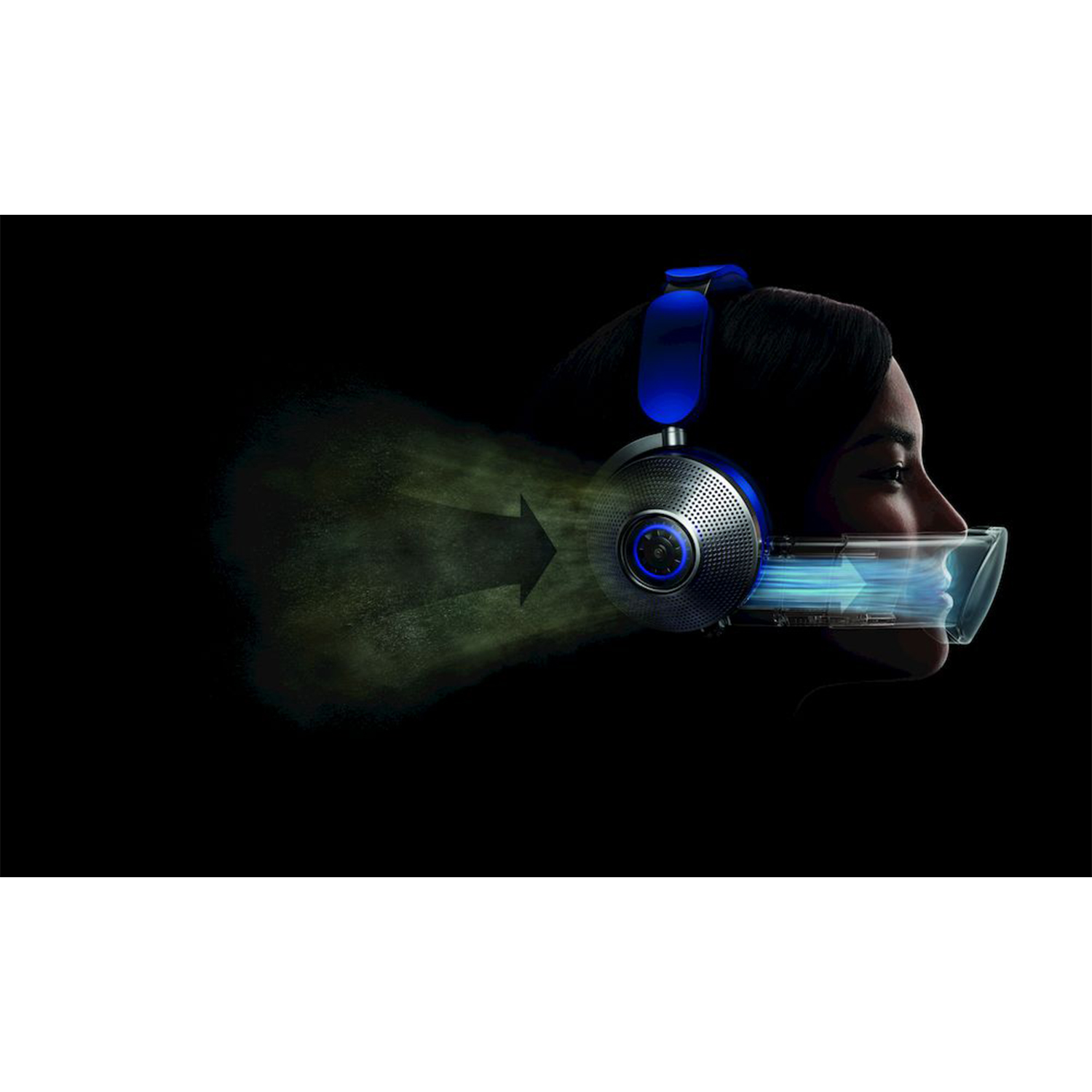 Una persona con cuffie blu dal design futuristico e una maschera trasparente. Sfondo scuro.