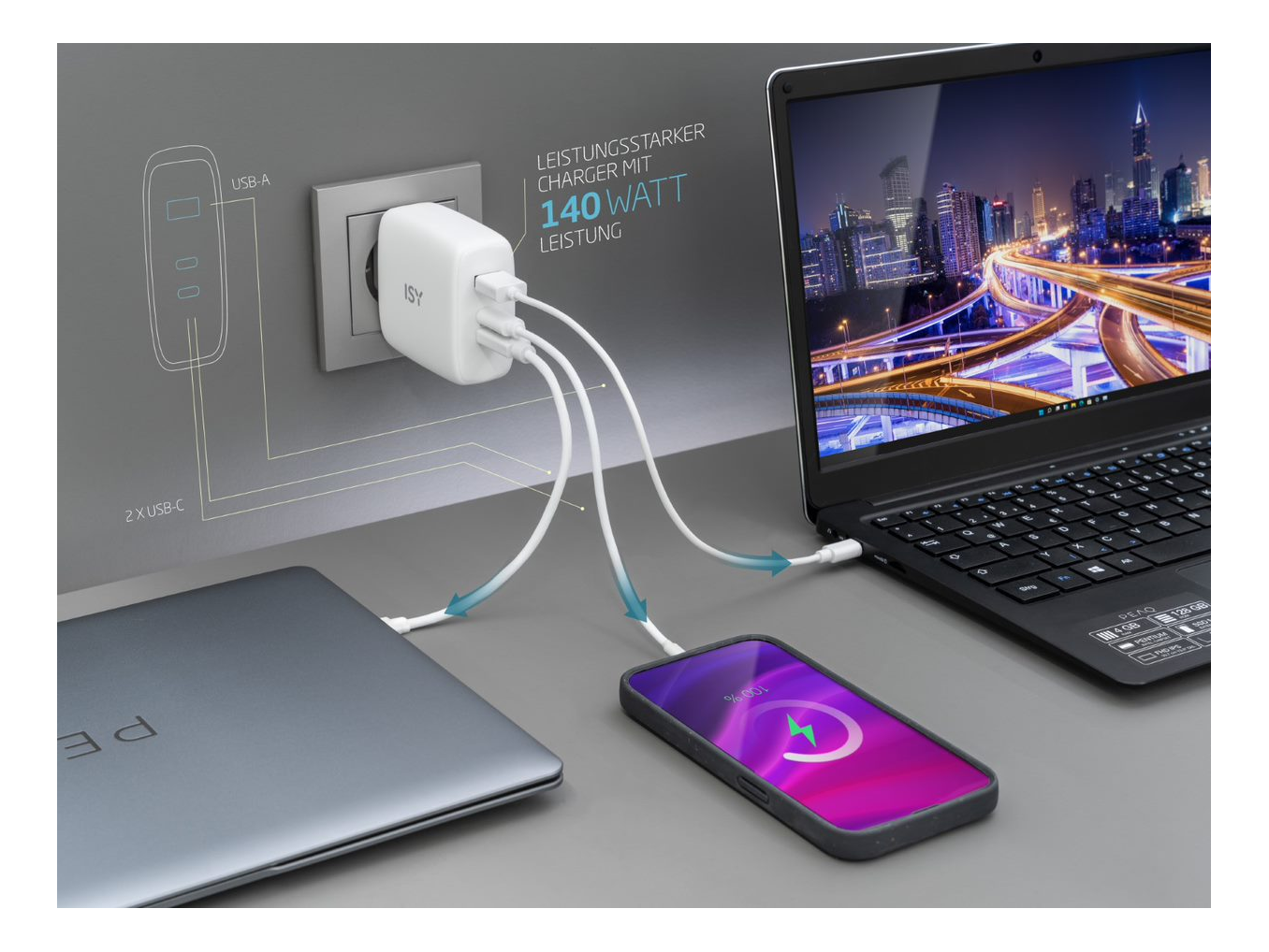 Un caricatore collegato a un muro alimenta laptop, telefono e un altro laptop tramite cavi USB.