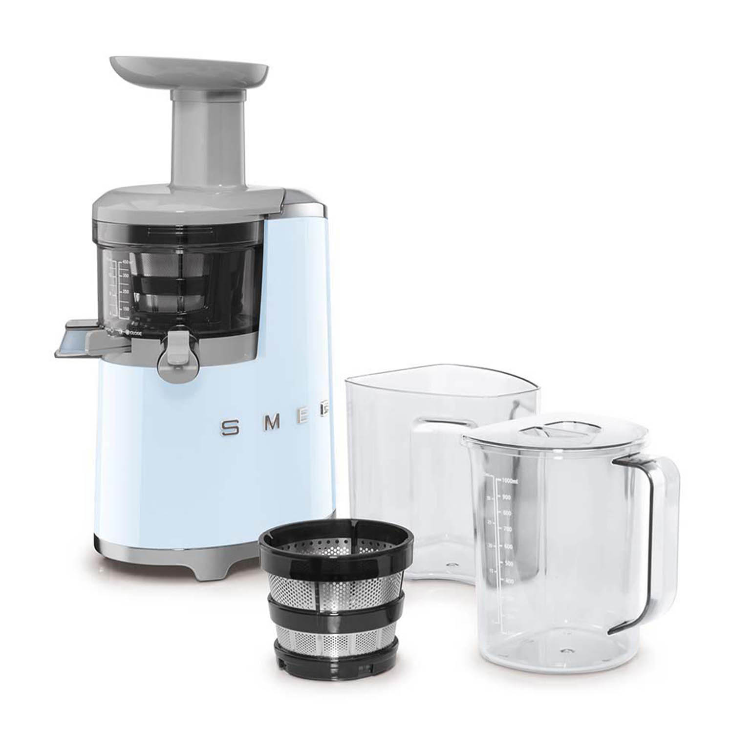 Un estrattore di succo azzurro con un contenitore trasparente e accessori. Diverse parti sono visibili su sfondo bianco.