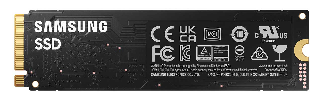 Siyah bir Samsung SSD sürücüsü. Sürücünün yüzeyinde metin ve işaretler var.