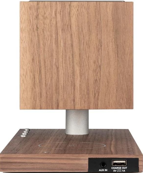 Une lampe de recharge sans fil en bois avec un abat-jour carré, soutenue par un cylindre métallique. La base a des boutons et des ports.