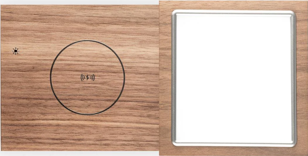Panneau en bois avec un symbole de charge sans fil et un interrupteur carré avec centre blanc.