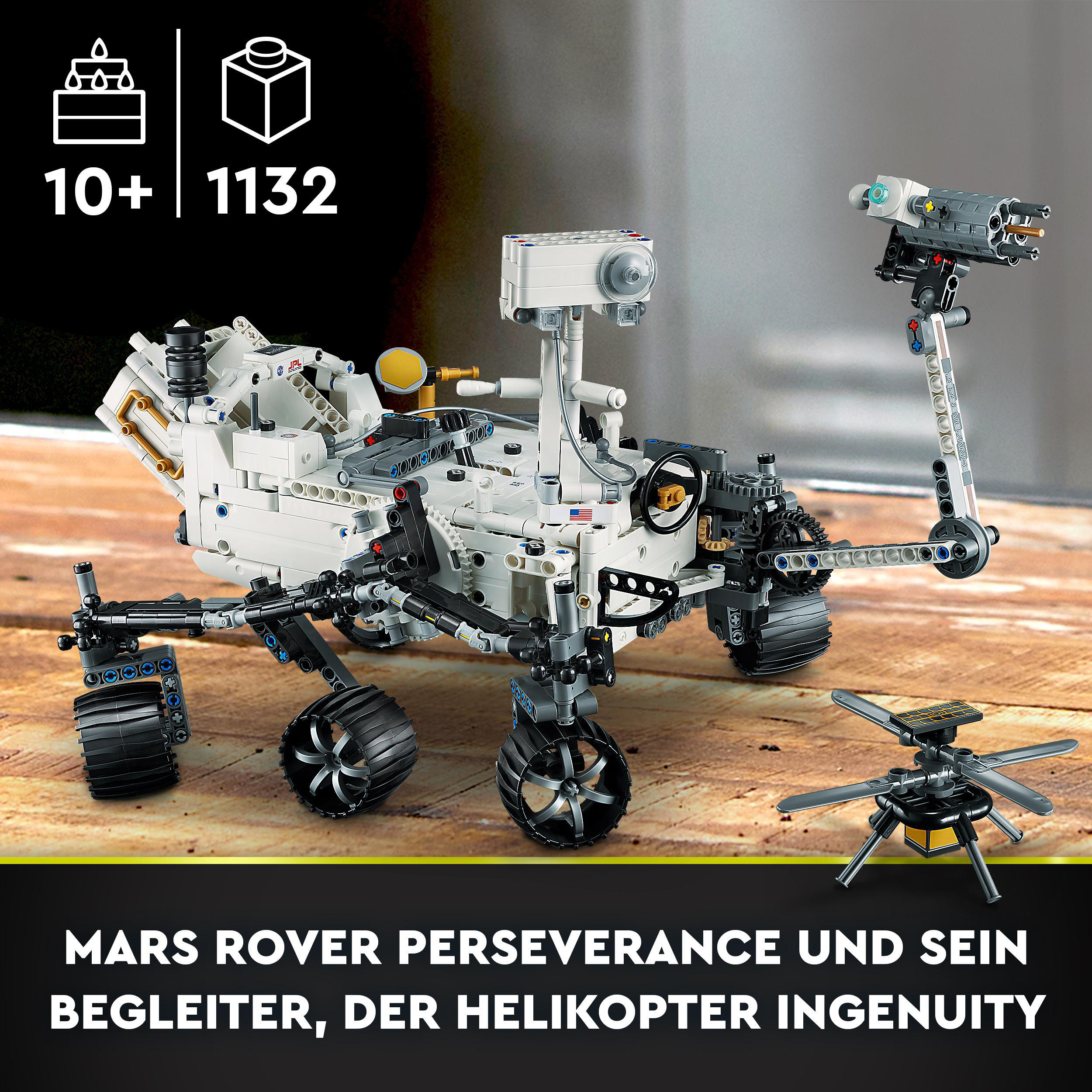 Lego Mars Rover Perseverance. Weißes Rover-Modell mit schwarzen Rädern und Ingenuity-Hubschrauber.