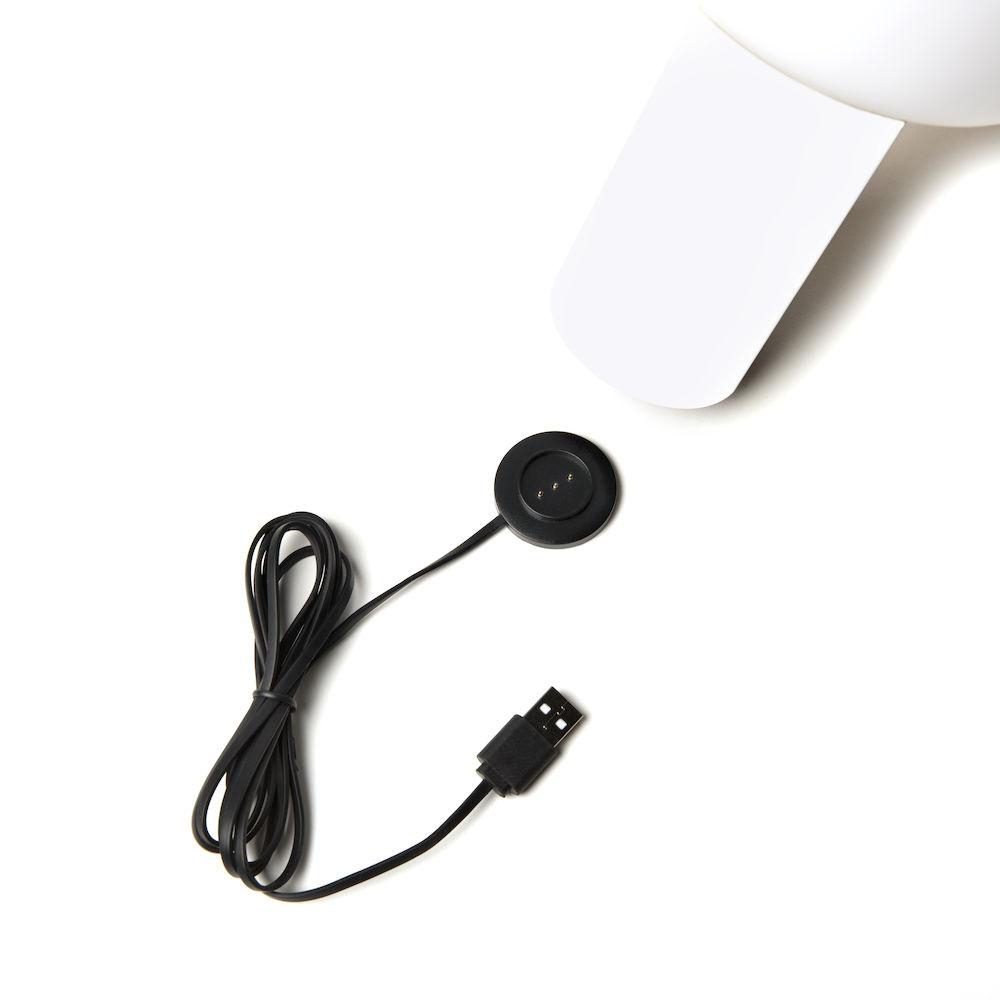 Schwarze Ladestation mit schwarzem Kabel und USB-Anschluss. Weißer Hintergrund.