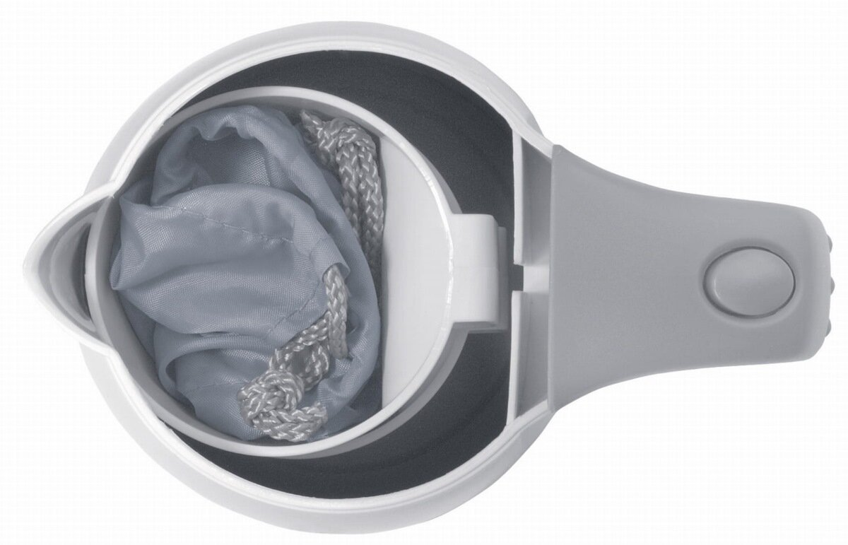 Widok z góry na biały i szary czajnik. W środku szara torba ze sznurkiem i szary sznur.