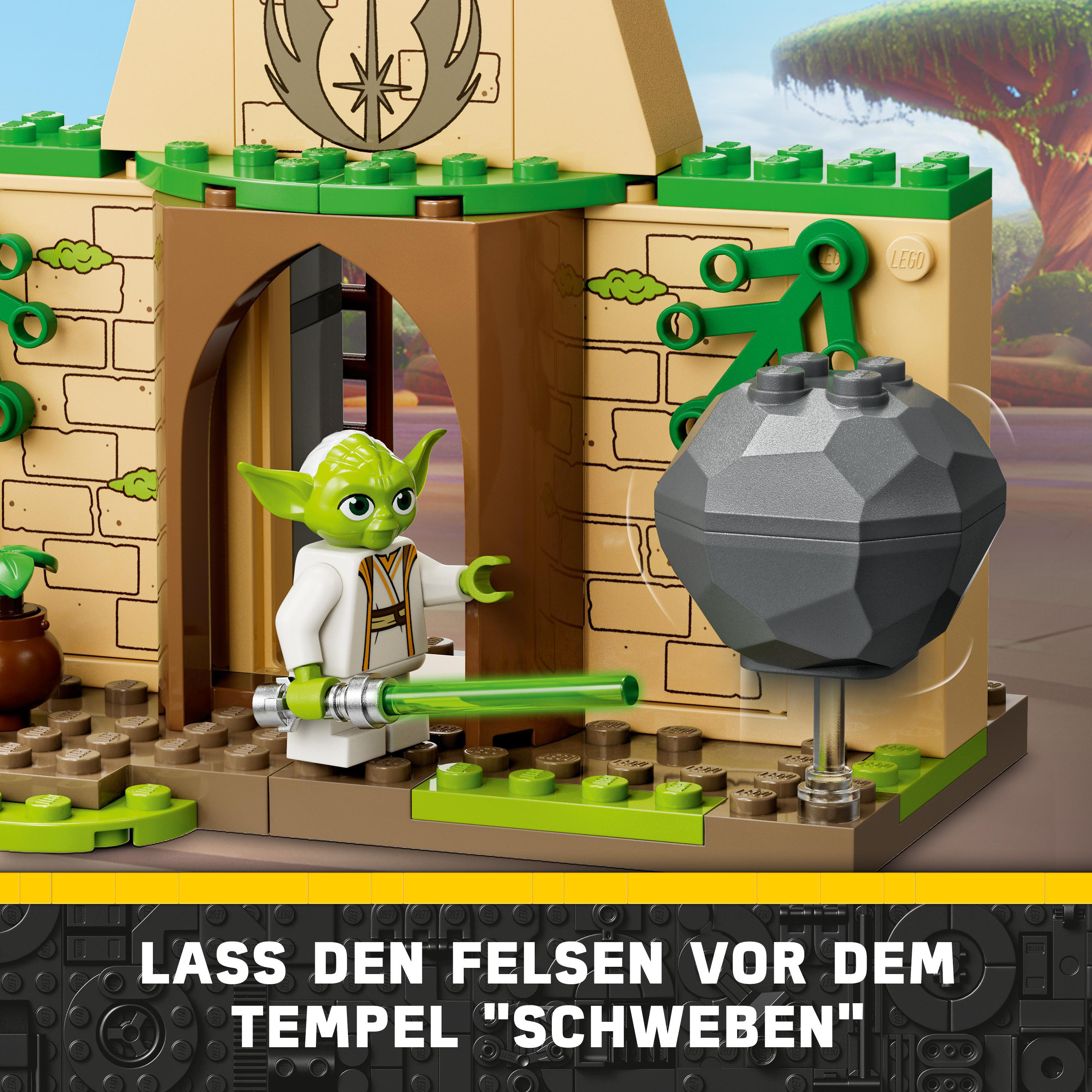Eine LEGO Yoda-Figur vor einem beigefarbenen Gebäude mit grünen Akzenten.