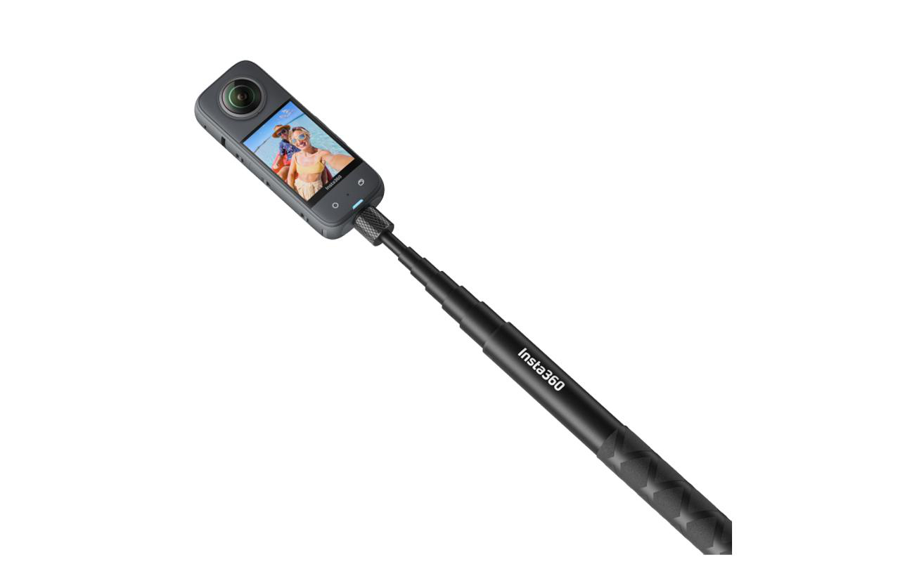Schwarze Insta360-Kamera auf einem Selfie-Stick, in einem Winkel gehalten.