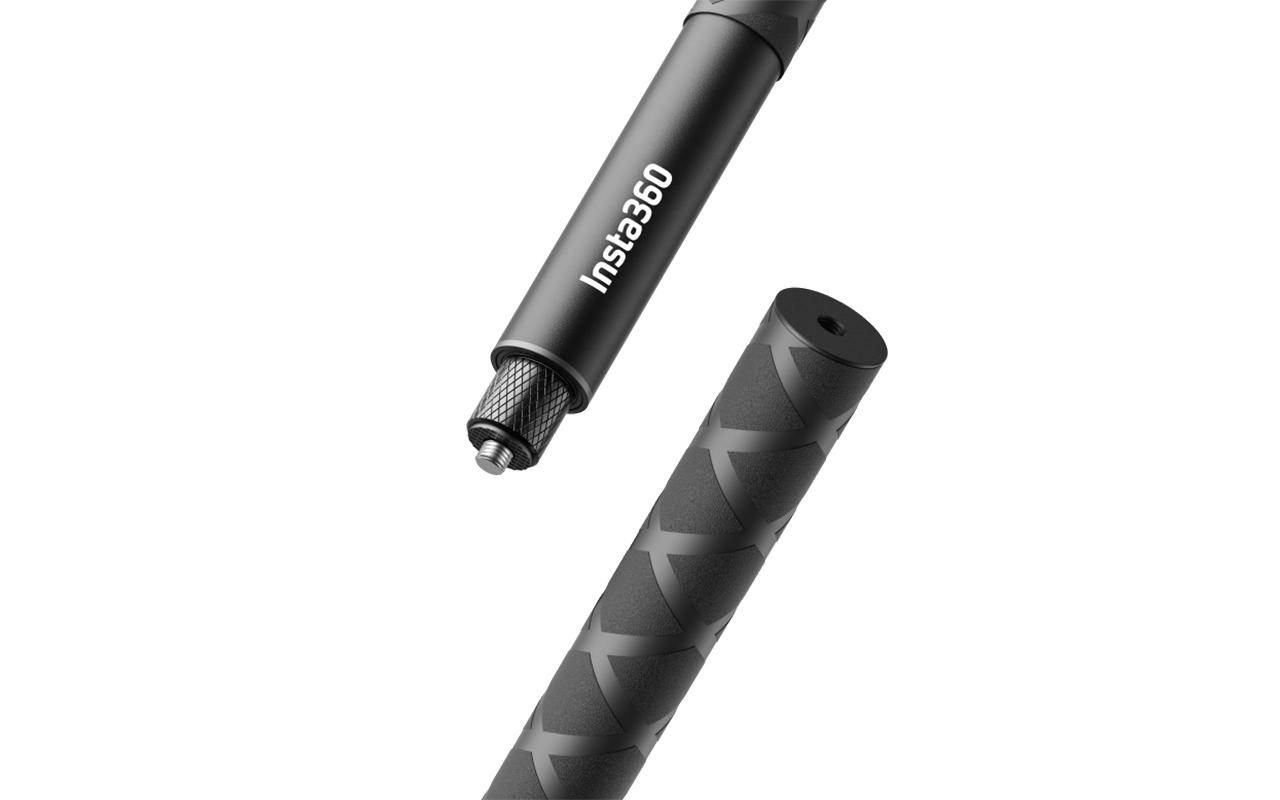 Schwarzer Insta360 Selfie-Stick, zerlegt, auf weißem Hintergrund.