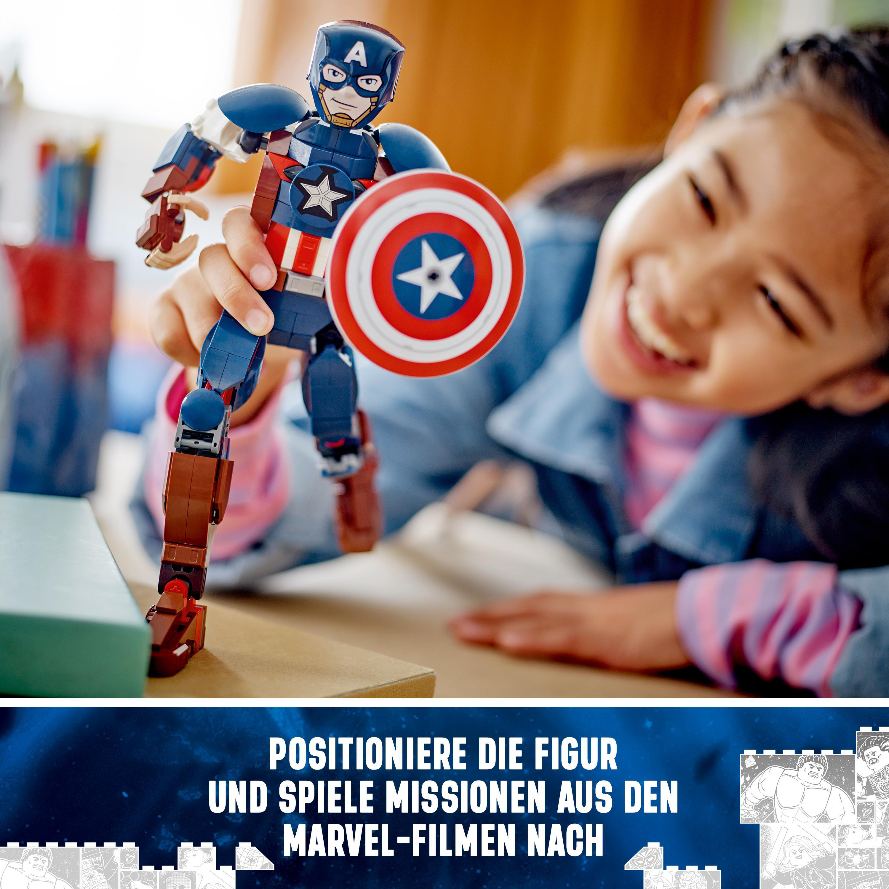 Kind spielt mit einer Lego Captain America Figur. Die Figur ist in der Luft.