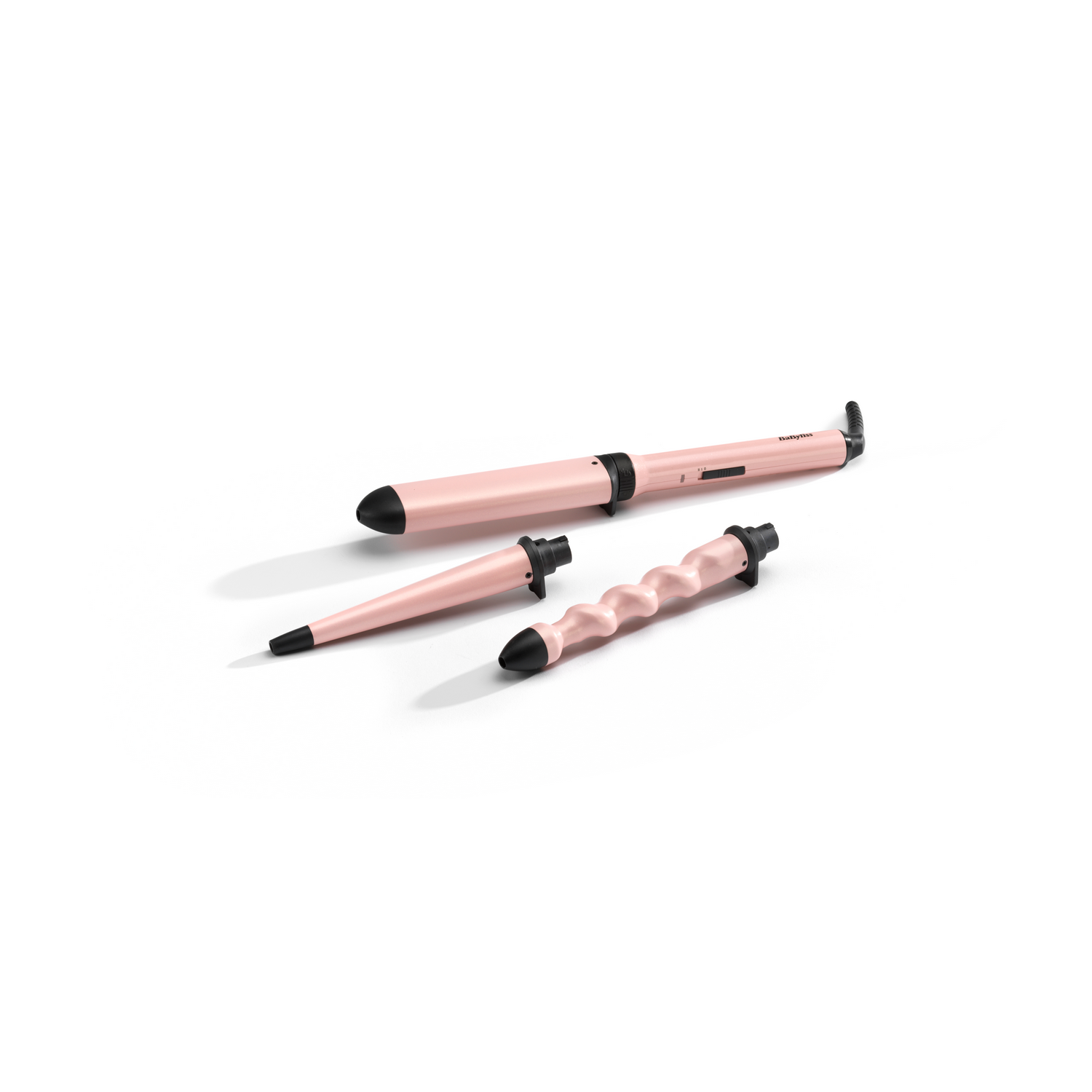 Drie roze krultangen met zwarte uiteinden op een witte achtergrond.