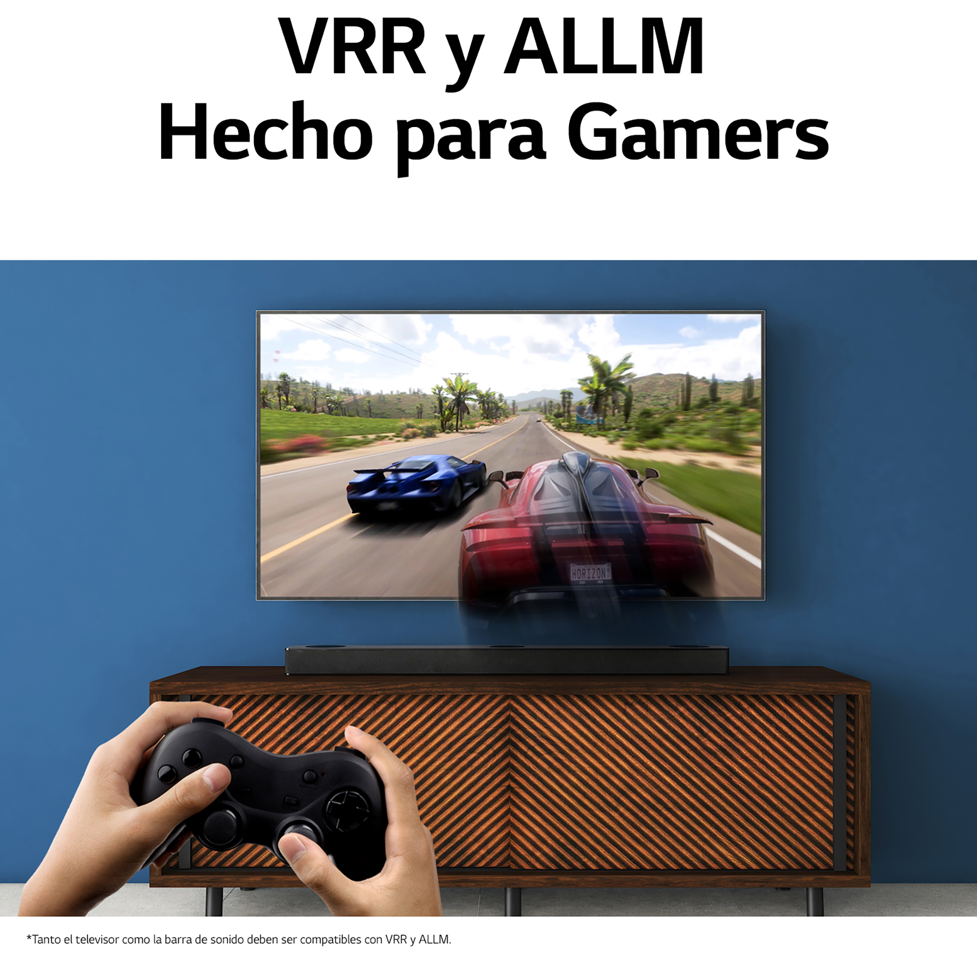 Una pantalla de TV muestra un juego de carreras, con un mando en primer plano.