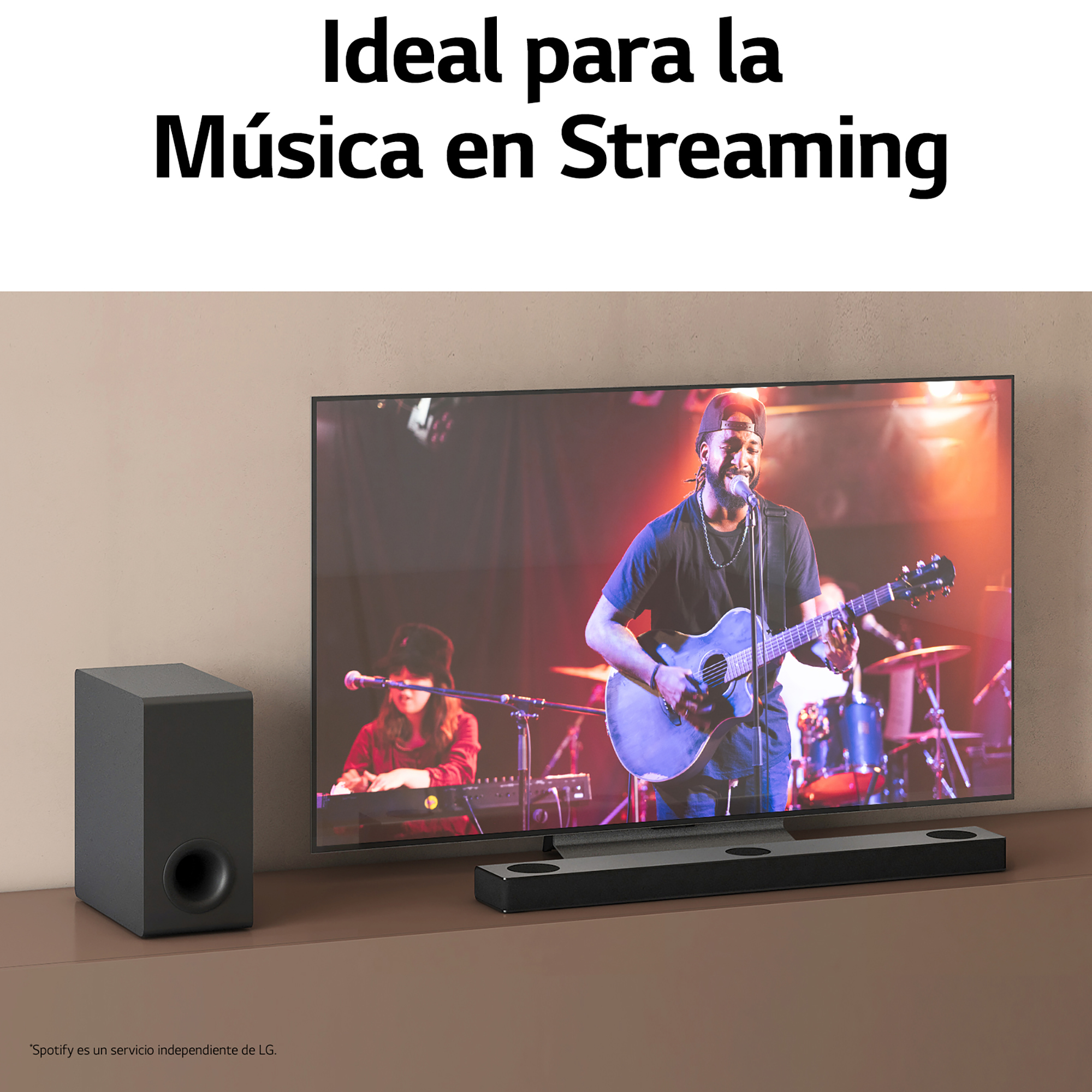 Un televisor muestra a un hombre tocando la guitarra. Un subwoofer y una barra de sonido están debajo de la pantalla.