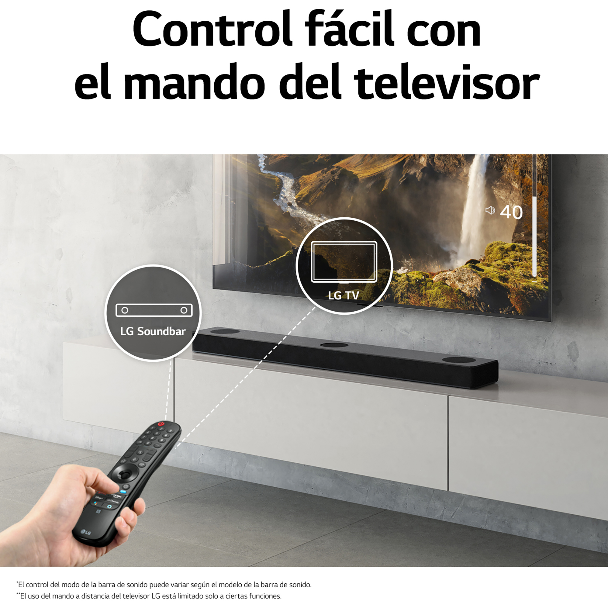 Una mano sosteniendo un mando a distancia de TV. Un televisor y una barra de sonido en el fondo.