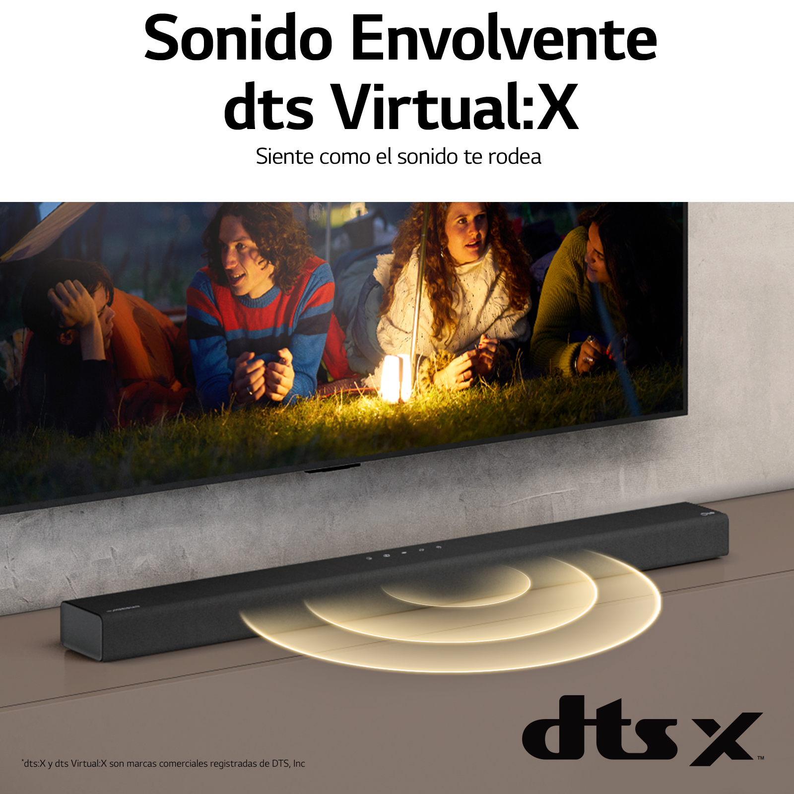 Barra de sonido con logo dts Virtual:X e ilustración de onda de sonido. TV y personas visibles al fondo.