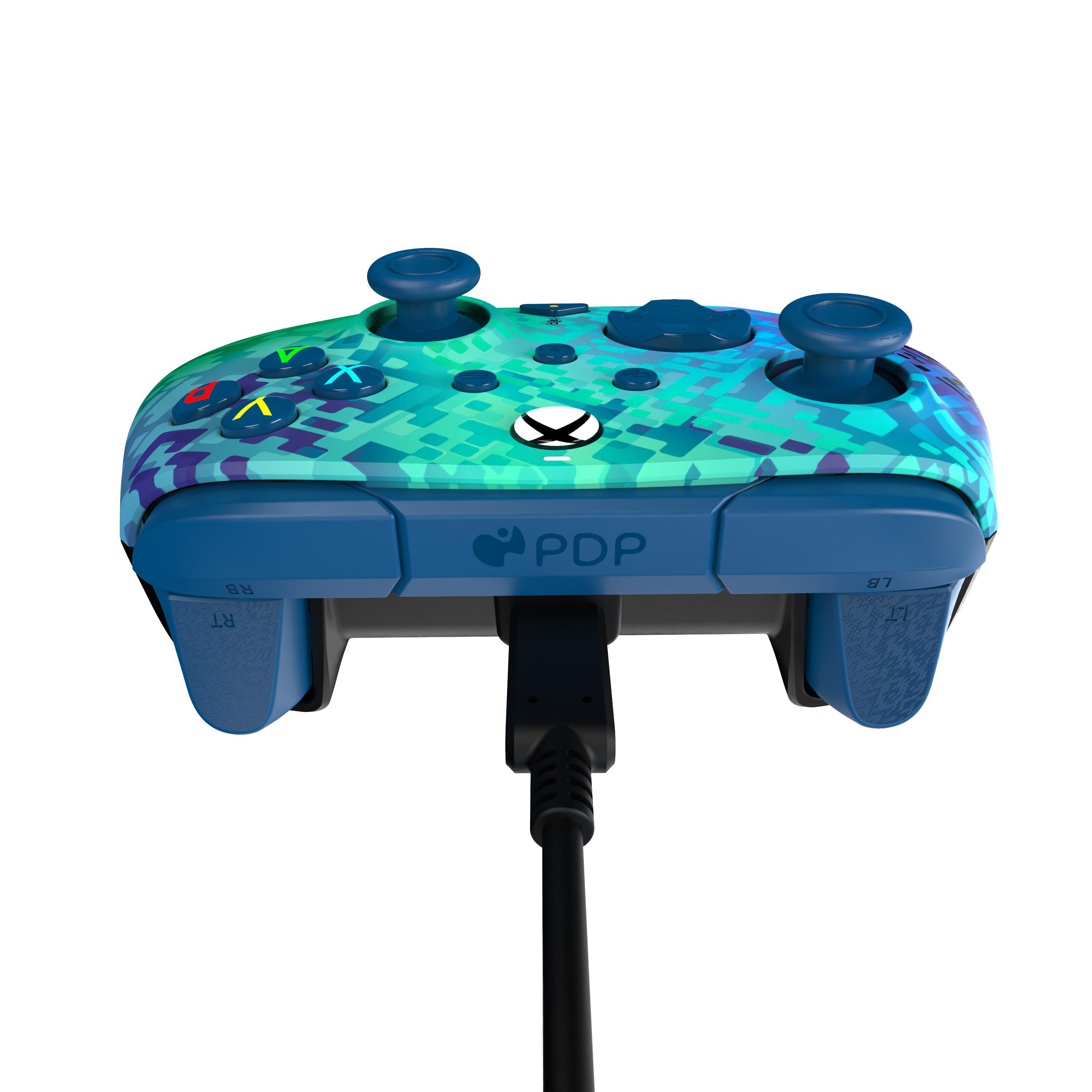 Blau-grün gemusterter Xbox-Controller, verbunden mit einem schwarzen USB-Kabel.