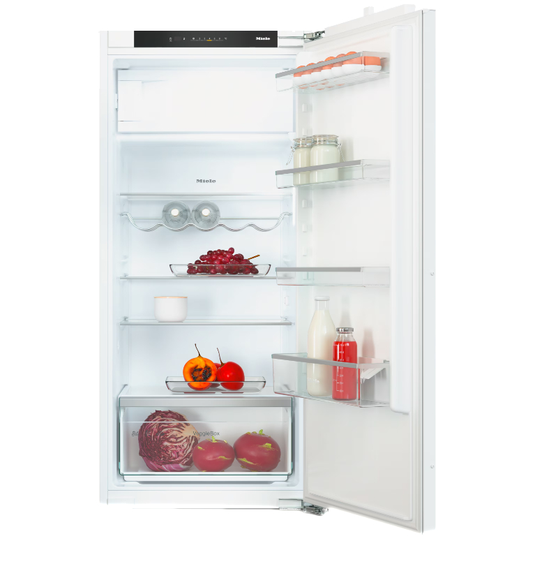 Geöffneter Kühlschrank mit Inhalt: Früchte, Gemüse, Flaschen und Regale.