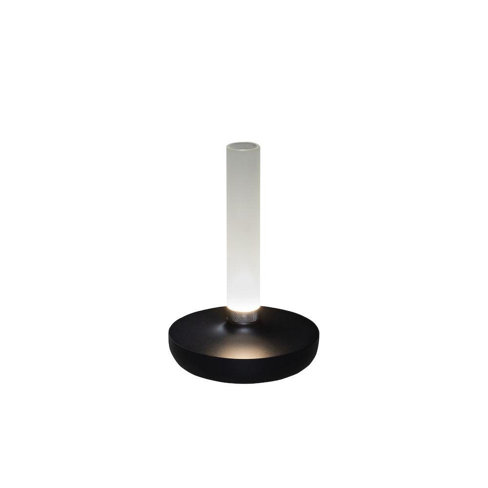 Eine schwarze, zylindrische Lampe auf einem schwarzen Sockel. Sie hat eine mattierte, weiße Lichtröhre.