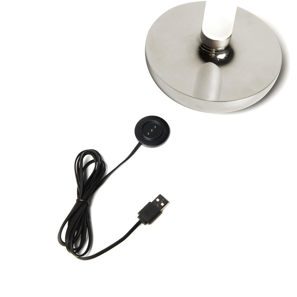 Silberner Lampensockel mit einem schwarzen USB-Ladekabel und -Anschluss. Weißer Hintergrund.