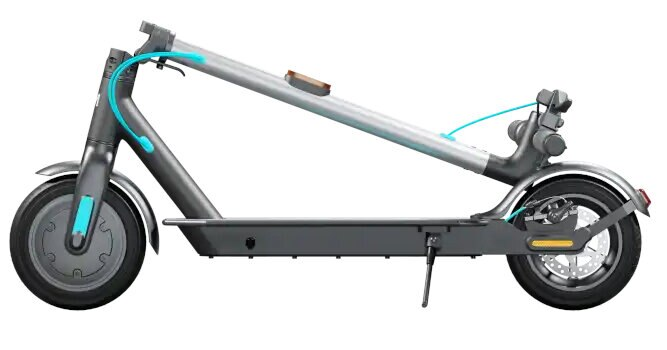 Szara hulajnoga elektryczna, widok z boku, na białym tle. Niebieskie akcenty na kołach i kablach.