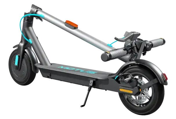 Szara hulajnoga elektryczna ze srebrną kolumną. Znajduje się na białej powierzchni.