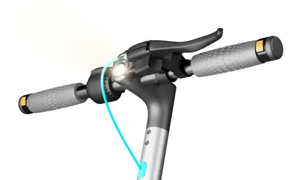 Kierownica skutera ze światłem i hamulcami. Światło świeci jasno.