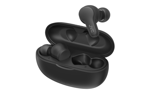 Auriculares JVC negros en su estuche de carga, un auricular fuera del estuche.