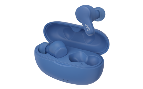 Auriculares JVC azules en un estuche de carga azul. Un auricular está fuera del estuche.