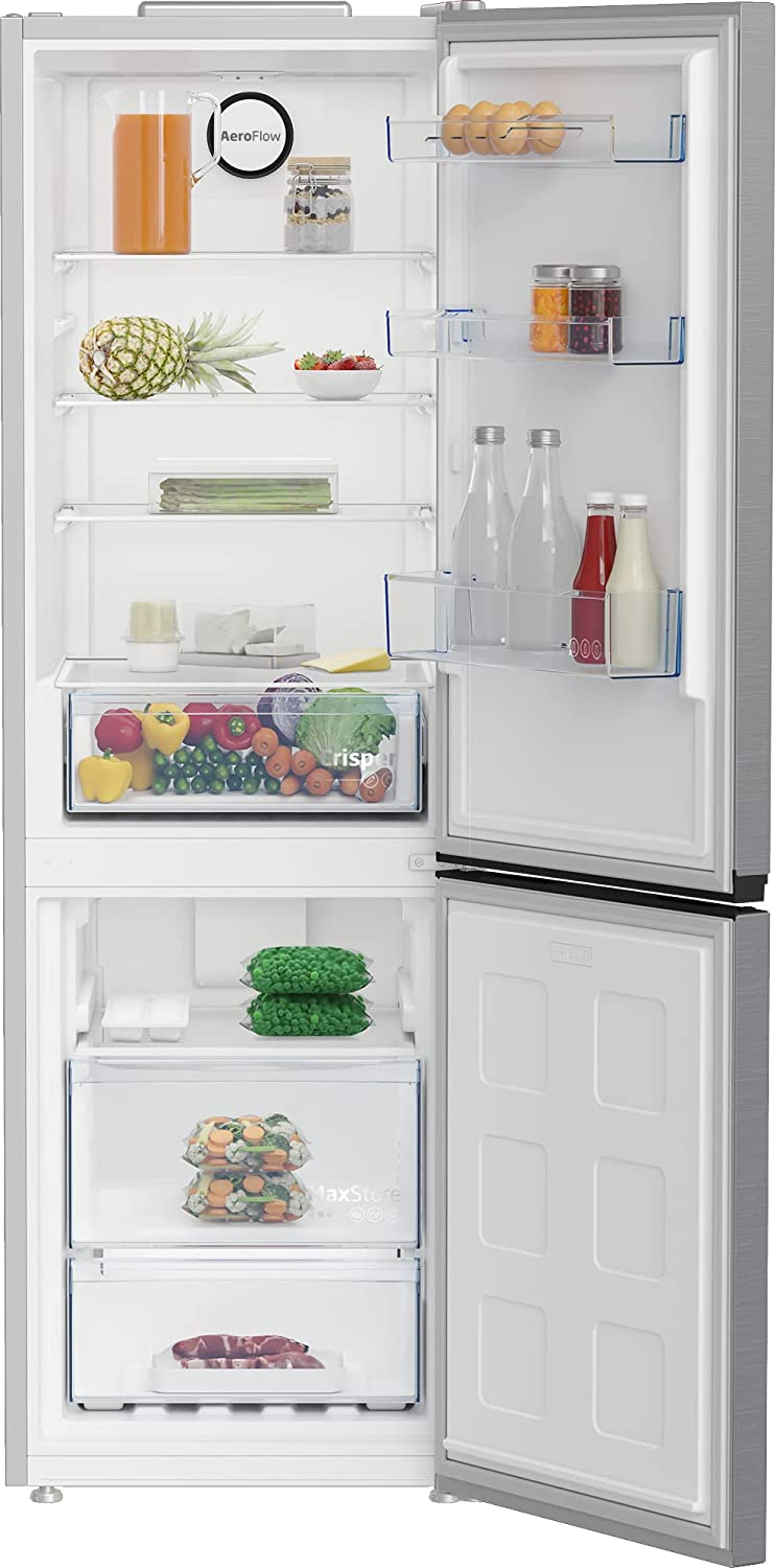 Un refrigerador abierto con comida, bebidas y estantes visibles.