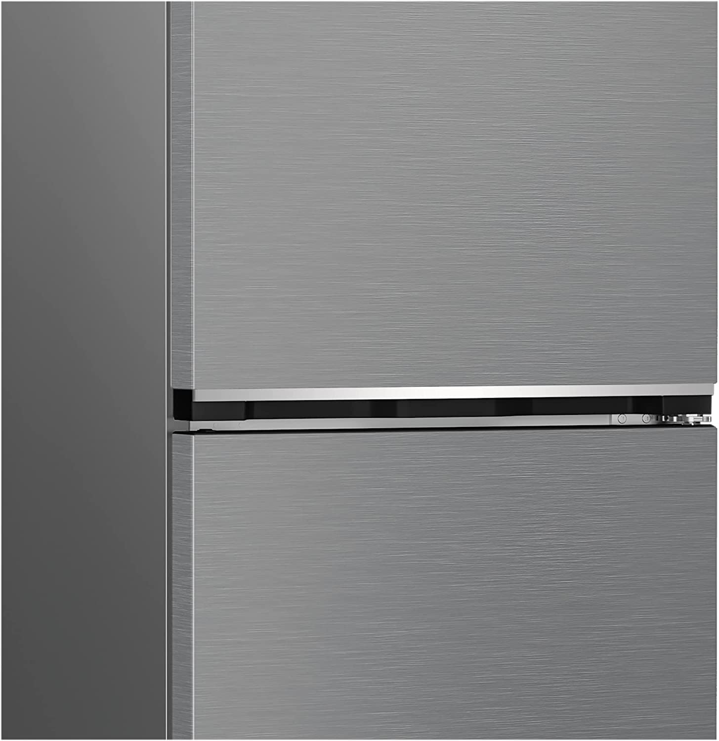 Primer plano de una puerta de refrigerador gris con manija y un panel lateral gris oscuro.