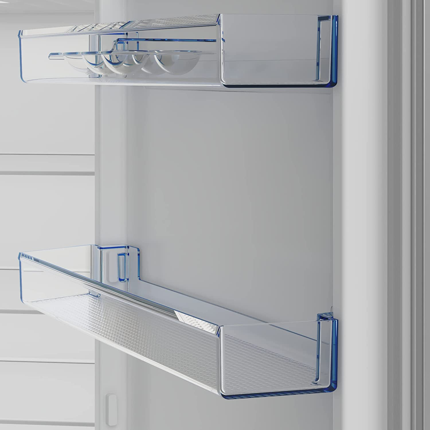 Interior de una nevera con dos estantes transparentes con borde azul. Los estantes están vacíos.
