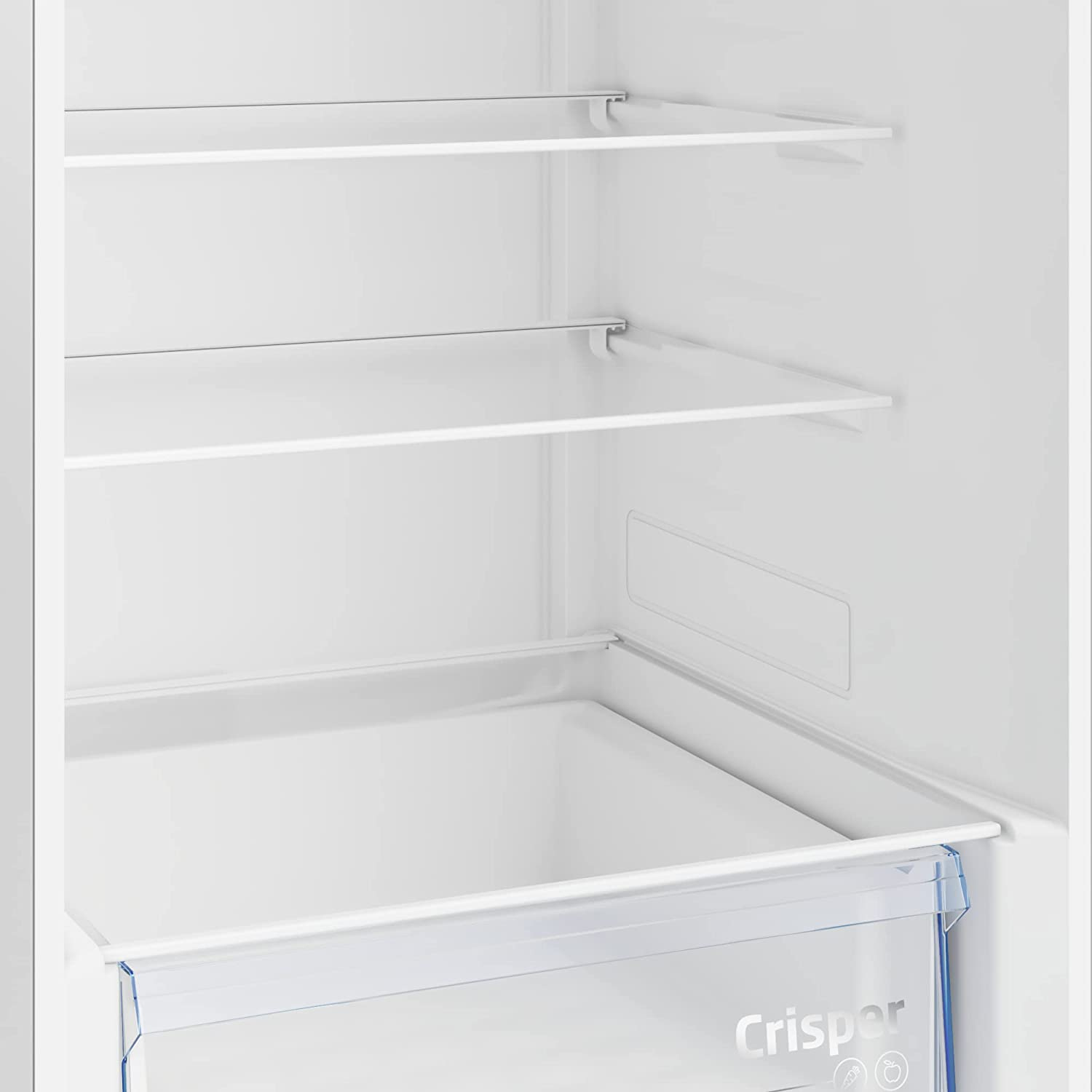 Interior vacío de un refrigerador con estantes blancos y un cajón para verduras. El interior está limpio y bien iluminado.