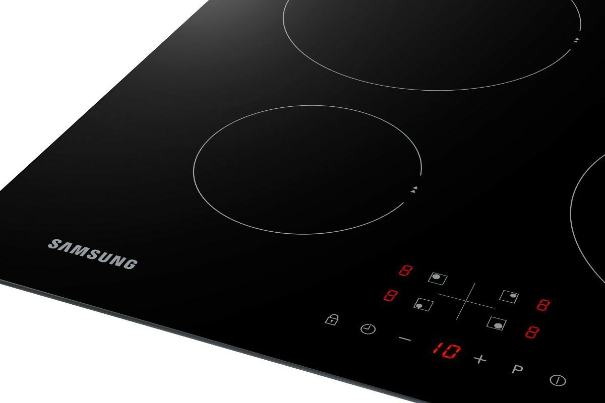 Zbliżenie czarnej płyty indukcyjnej Samsung z przyciskami zasilania i blokady.