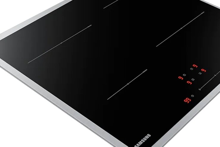 Czarna płyta indukcyjna z czterema palnikami i czerwonymi wyświetlaczami cyfrowymi.